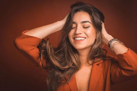 Los minerales y vitaminas del sésamo negro ayudan a restaurar la calidad del pelo sumándole más brillo y luminosidad. Foto: Unsplash