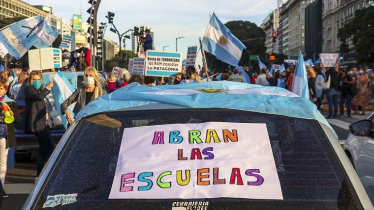 En Buenos Aires ha habido protestas contra el cierre de las escuelas casi a diario desde que Alberto Fernández anunció la suspensión de las clases presenciales a partir de este lunes. Foto: Getty Images