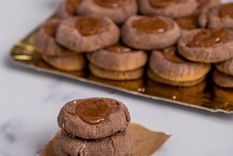 prepara unas faciles pepas de chocolate con corazon de frutos rojos