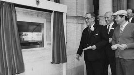 En 1967, el banco Barclays instaló el primer cajero automático del mundo. Foto: GETTY IMAGES