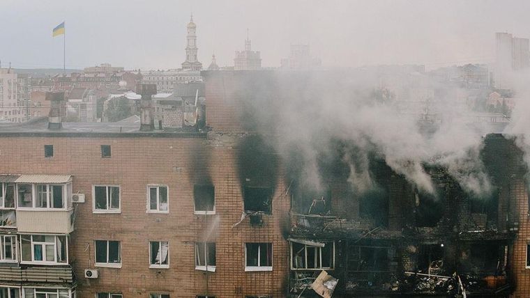 Varios edificios de departamentos de Járkov resultaron dañados en la nueva ola de bombardeos rusos.