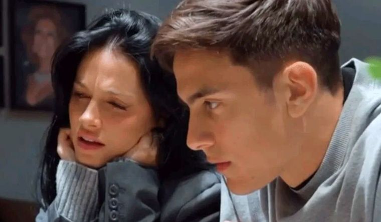 Paulo Dybala y Oriana Sabatini en el instante de elección de sus anillos. Foto: Captura