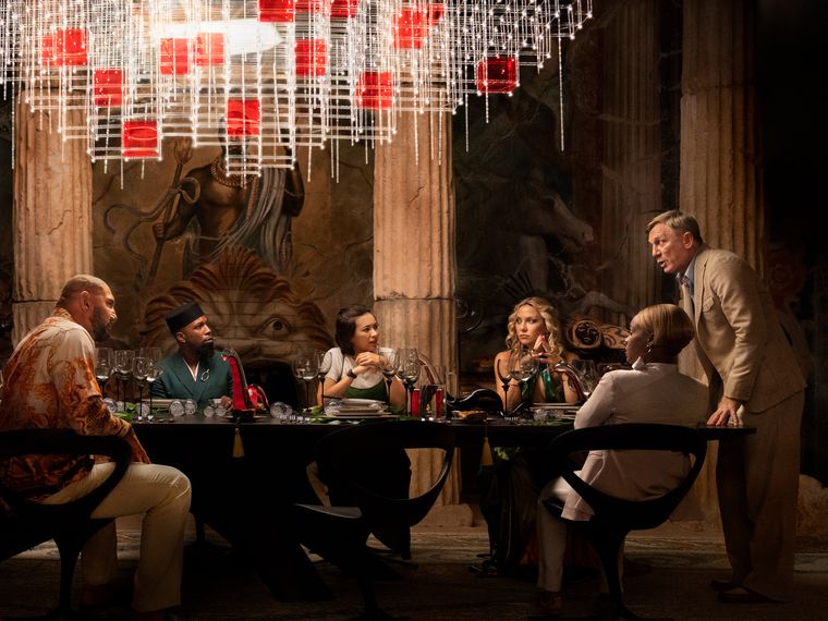 Con un tono más liviano que otros policiales clásicos, la película encuentra en Netflix un lugar perfecto para una tarde de misterio y entretenimiento. Con un tono más liviano que otros policiales clásicos, la película encuentra en Netflix un lugar perfecto para una tarde de misterio y entretenimiento.