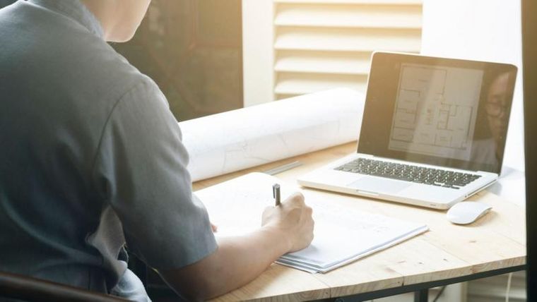 Las expertas destacan que señalar problemas de la empresa sin contar con las personas que llevan más tiempo que tú trabajando puede parecer arrogante. Foto: Getty Images