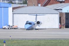 El jet oficial, saliendo del hangar antes de ir a la cabecera de la pista.  Foto: Juan Mateo Aberastain Zubimendi/MDZ