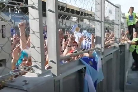 Hinchas argentinos frente al box de Alpine en Monza. Hinchas argentinos frente al box de Alpine en Monza.