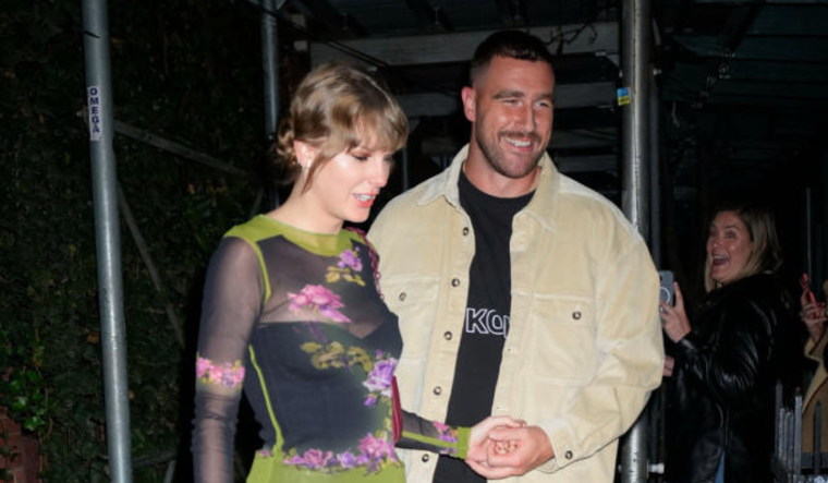 La cantante Taylor Swift y jugador de fútbol americano Travis Kelce anuncian su compromiso. Foto: Gotham
