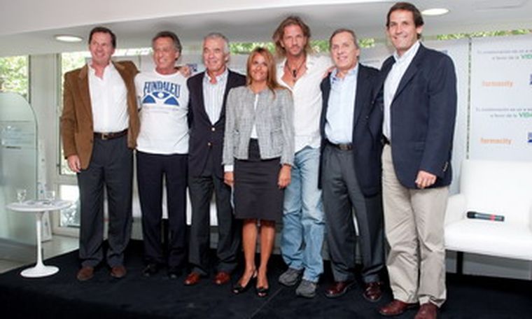 Quique Wolf y Facundo Arana junto a autoridades de Fundaleu y Farmacity. Foto: Gentileza