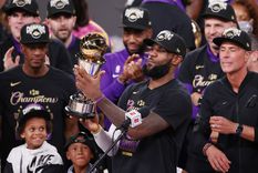 LeBron James LeBron James, con su cuarto título y MVP, sigue a la caza de Michael Jordan Foto: EFE