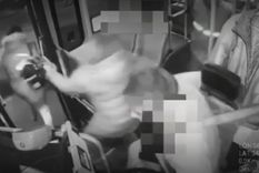 Una mujer defendió al colectivero a carterazos contra un delincuente que lo atacó con un cuchillo Foto: Captura de video Una mujer defendió al colectivero a carterazos contra un delincuente que lo atacó con un cuchillo Foto: Captura de video