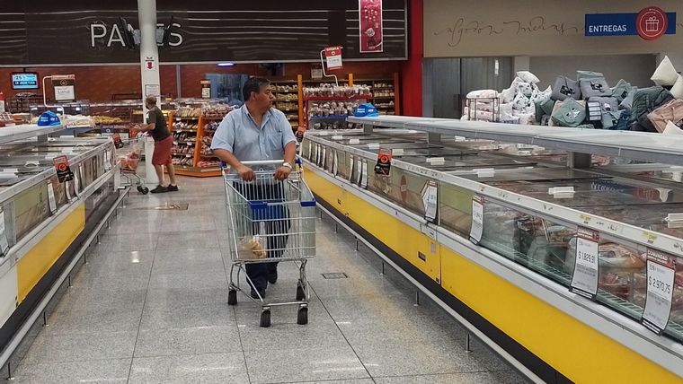La venta en cadenas de supermercados se sostiene, pero el ticket promedio subió 217% en el año, incluso algo más que la inflación. Foto: Rodrigo DAngelo / MDZ