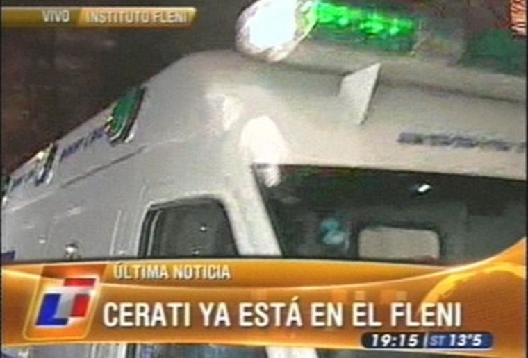 Momento de la caótica llegada de la ambulancia que transportó a Cerati. Foto: Imagen de TV