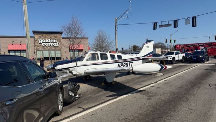 El piloto reportó un problema en un motor y aterrizó la avioneta en plena calle.