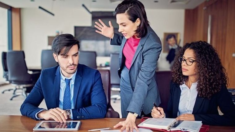 La gente tiende a recibir un ascenso en función de su desempeño en el trabajo que está realizando en ese momento, no por su capacidad de asumir nuevas y mayores responsabilidades futuras. Foto: BBC Mundo