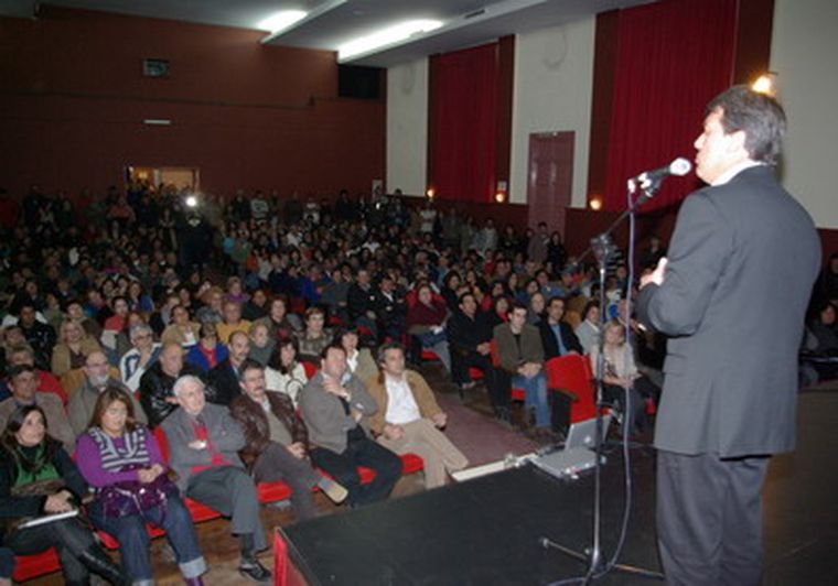 El intendente Adolfo Bermejo en el momento en que anuncia la segunda etapa del plan. Foto: Prensa