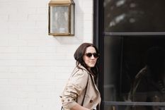 ¡Descubre estas cuatro increíbles ideas para combinar jeans chupín y zapatillas! Foto: The Gray Details