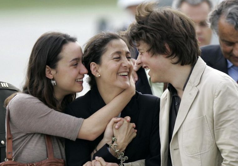 El reencuentro con sus hijos Melina y Lorenzo. Foto: AP