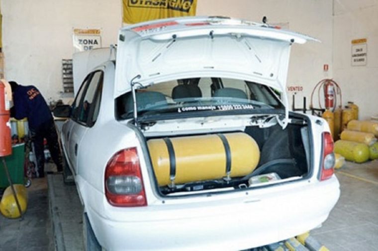 Los tubos de gas dan una alimentación más económica para los automóviles Foto: Télam