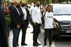 Leo usará la 30 y ya posó con la camiseta de su nuevo equipo. Foto: Télam