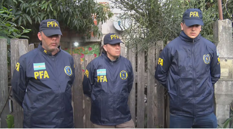 La Policía Federal en la vivienda de Laudelina Foto: captura de video