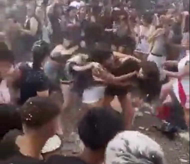 Un grupo de estudiantes terminó a las piñas en pleno festejo de fin de curso. Foto: Captura de video
