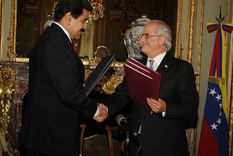 Jorge Taiana junto a Nicolás Maduro