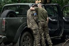 Un soldado ucraniano consuela a un compañero durante los combates en Kursk. Foto: Getty Images