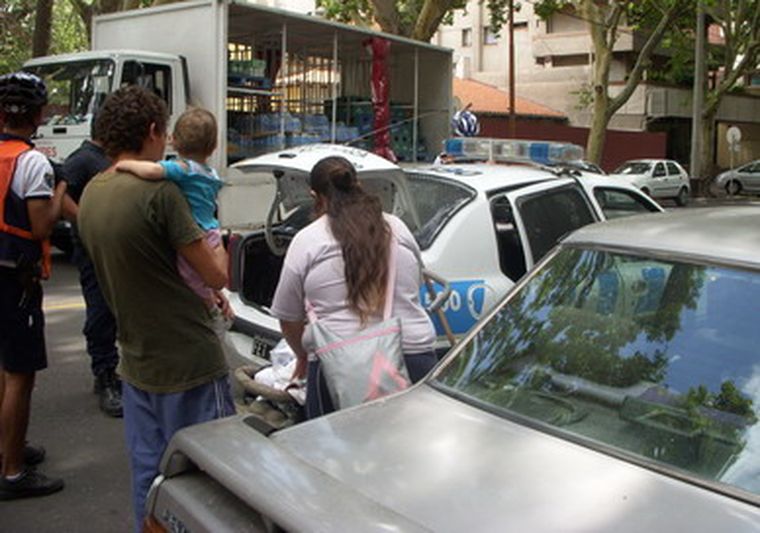 La pareja y su bebé es trasladada en el móvil policial. Foto: MDZ