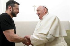 El papa Francisco (d) se reúne con el presidente ucraniano Vlodomir Zelenski (i) en Apulia. Foto: Efe.