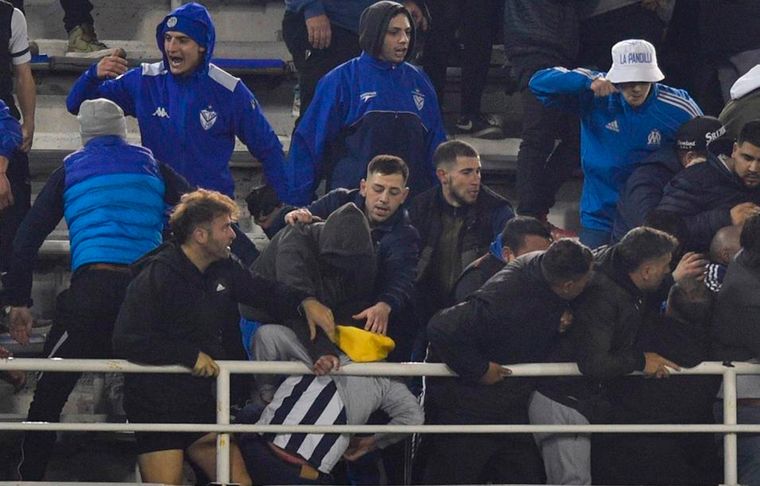 El feroz ataque de los barras de Vélez a los infiltrados de Talleres.