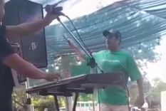 El cantante utilizo un arma ajena para disparar al aire durante el show Foto: Captura de pantalla