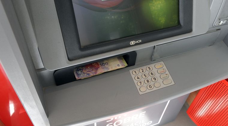 Desde septiembre hay montos más generosos para extraer dinero de los cajeros automáticos y un cuadro de comisiones más claro cuando te salís de tu circuito habitual. Desde septiembre hay montos más generosos para extraer dinero de los cajeros automáticos y un cuadro de comisiones más claro cuando te salís de tu circuito habitual.