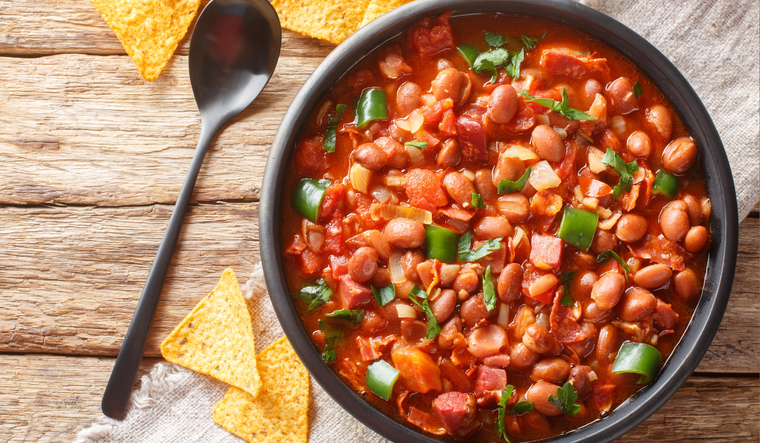 La receta de frijoles charros varía según la región, pero siempre mantiene su base de frijoles y carnes.
