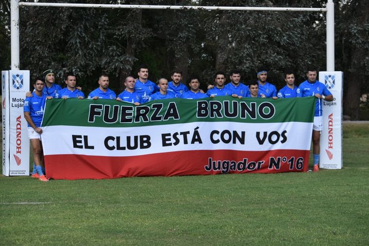 Rugby El plantel superior en la previa de un partido con la bandera en apoyo a Bruno Foto: Gentileza familia Canzonieri