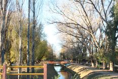 El arroyo y la estepa rodean a este pueblo de Río Negro donde la Patagonia sigue intacta.