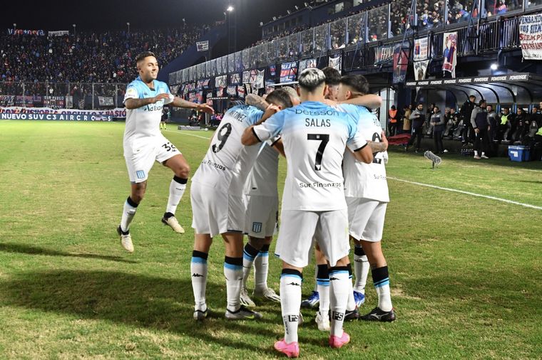 Racing celebra en Victoria Foto: FotoBaires