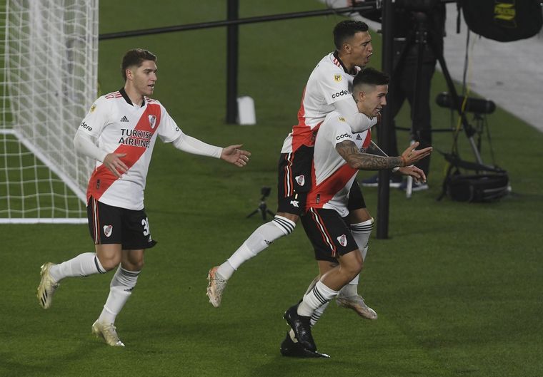 Suárez abraza a Fernández, autor del primer gol. Foto: Télam