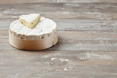 El queso camembert, es uno de los más elegidos por los apasionados del queso y lo mejor de todo es que existe una gran variedad de recetas para disfrutarlo. Foto: Freepik