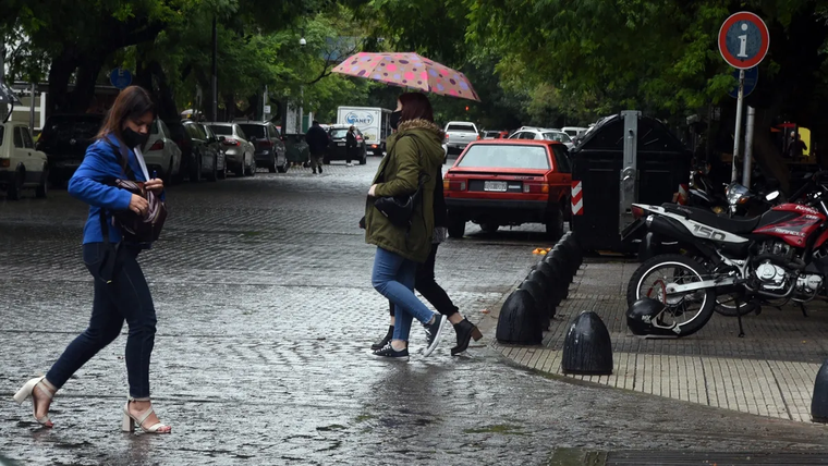 Las intensas tormentas obligaron al rescate de turistas por la crecida. Las intensas tormentas obligaron al rescate de turistas por la crecida.