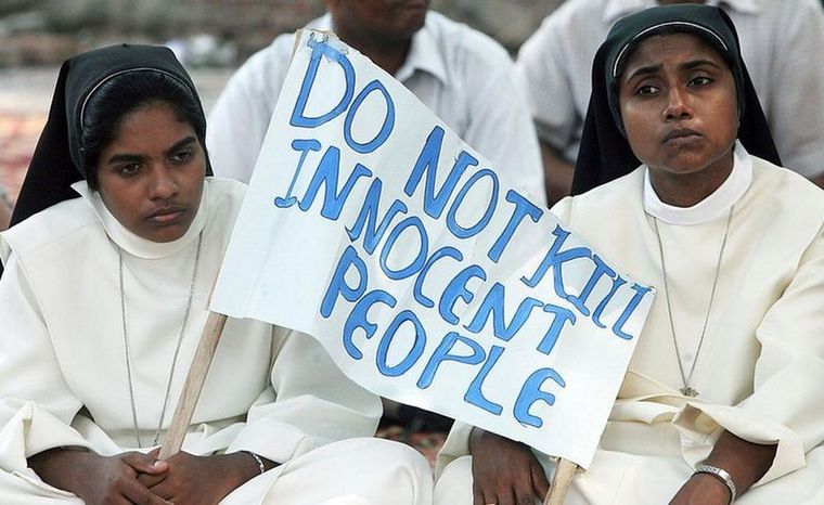 Los cristianos son una minoría religiosa en la India. El cartel reza: no maten a gente inocente. Foto: GETTY IMAGES