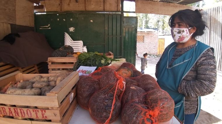 Juana prepara en la cocina de su casa grandes ollas de comida para ayudar a los vecinos.