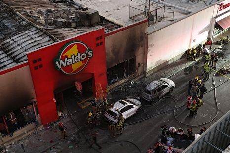 El local sufrió una explosión que causó un incendio que quemó gran parte del almacén. El local sufrió una explosión que causó un incendio que quemó gran parte del almacén.