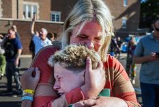 Una madre abraza a su hijo tras un tiroteo en la Iglesia de la escuela católica Anunciación, en Minneapolis, Minnesota.