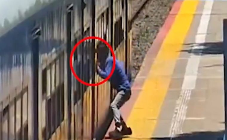 La secuencia quedó registrada por las cámaras de seguridad.  Foto: Captura de pantalla