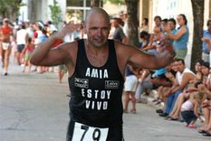 sobrevivio a la amia, su pierna quedo destrozada y corre maratones