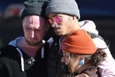 Hubo escenas de conmoción fuera de la discoteca el domingo, cuando los dolientes se reunieron para depositar flores para las víctimas. Foto: GETTY IMAGES