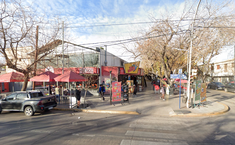 El comercio en el que se ocultó el malviviente. Foto: Google Street View.