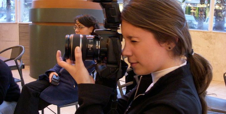 Mariana Di Fonzo, concentrada con la super cámara del maestro Alejandro Alvarez.