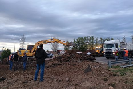 Tras el colapso cloacal, se realizan desvíos y obras de emergencia en el Acceso Sur. El objetivo es habilitar tramos en los próximos días. Tras el colapso cloacal, se realizan desvíos y obras de emergencia en el Acceso Sur. El objetivo es habilitar tramos en los próximos días.