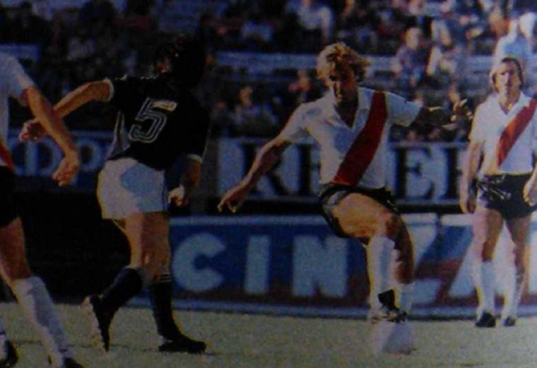 Carlos Reinaldo Merlo con la pelota, mientras que Julio Omar Pedernera va a marcarlo. Carlos Reinaldo Merlo con la pelota, mientras que Julio Omar Pedernera va a marcarlo.